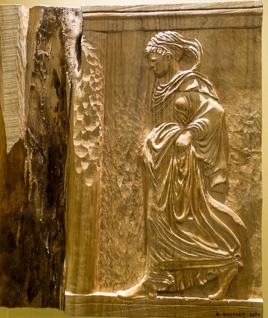 « celle qui marche », bas-relief de C. Bourdet